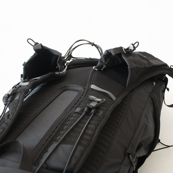 胸部には500mlのボトルに適したポケットが2つあり、ボトルを固定できる伸縮性のコードループ付