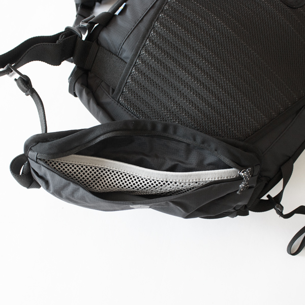 単体でも使用可能なヒップバッグ内側