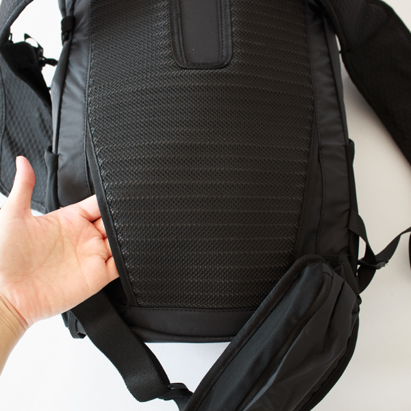 ウールの衣服にも傷をつけにくい150デニールのエアメッシュ