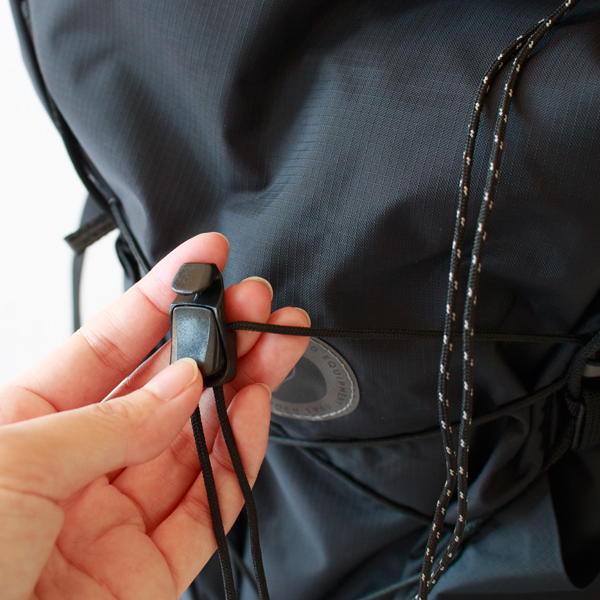 バンジーコードをフロントに配し、追加ギアを簡単に取り付けられます