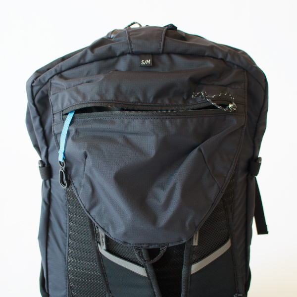 上蓋にはジッパーポケットとキークリップ付