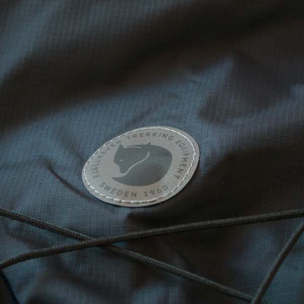 軽量な140デニールリサイクルナイロン・リップストップ生地