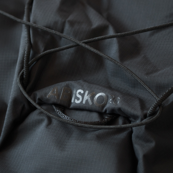 脱いだ上着などを挟んでおくにも便利