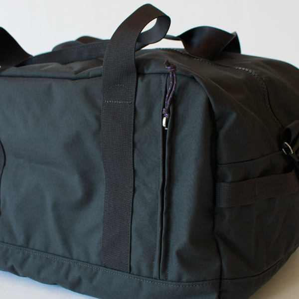 背面に縦型ジッパーポケット