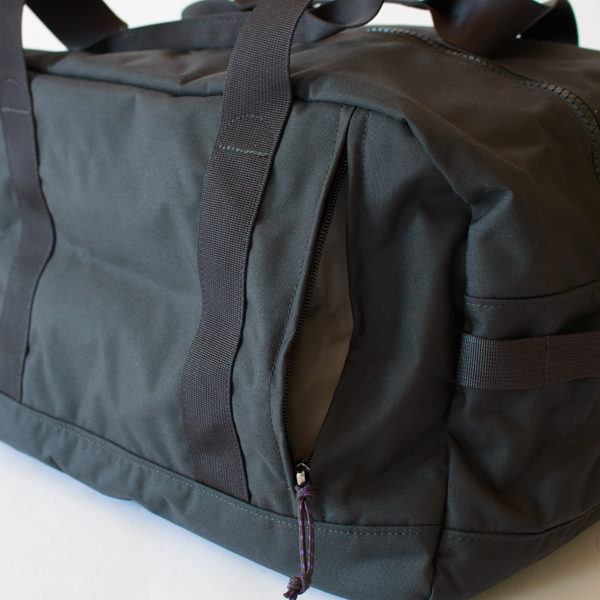 背面に縦型ジッパーポケット