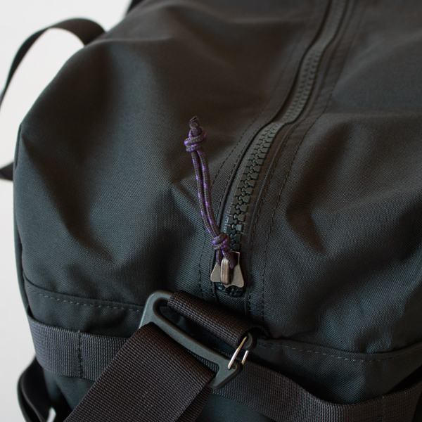 メインジッパーにも引き手がついてます