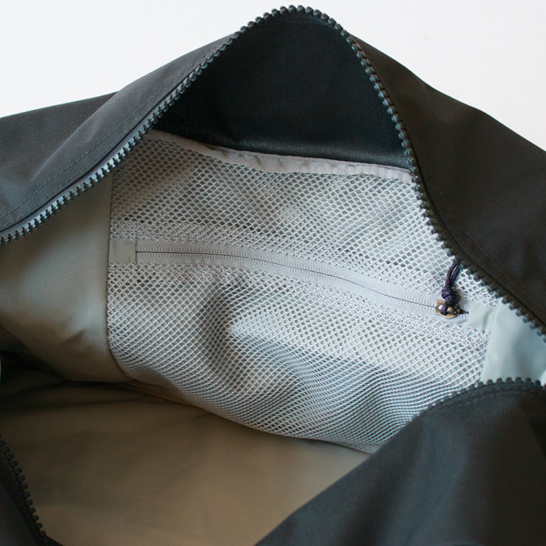 内側にジッパー付きメッシュポケット