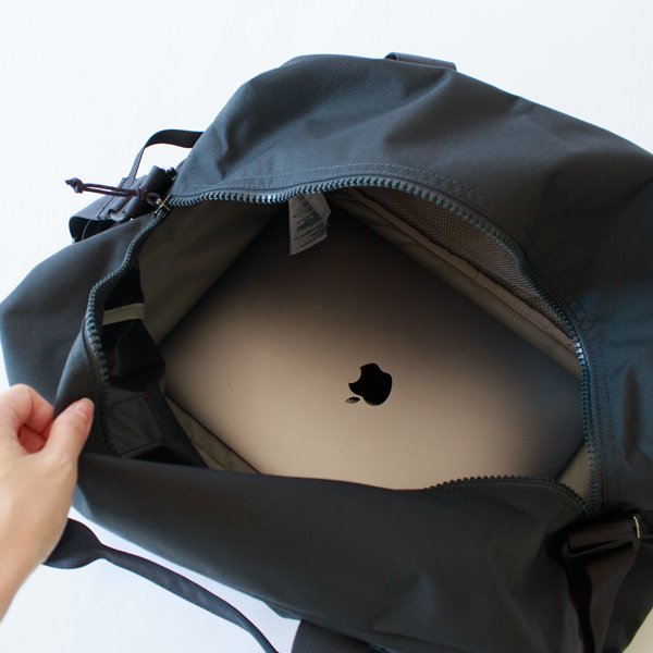 底マチが広くパソコンも平置きで入ります