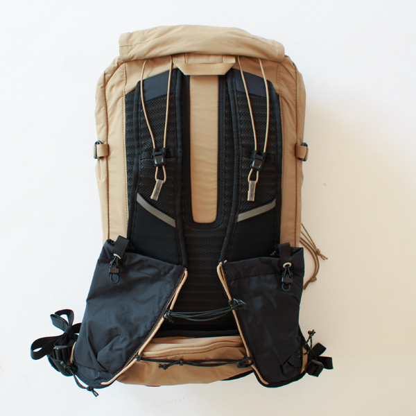 ショルダーストラップが特徴でボトルポケットがついています