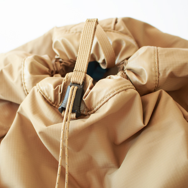 メインコンパートメントはトップロード式