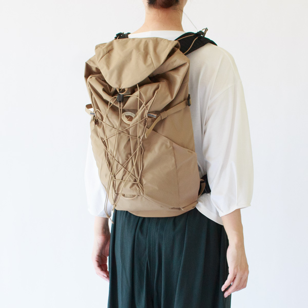 軽量な20Lバックパック