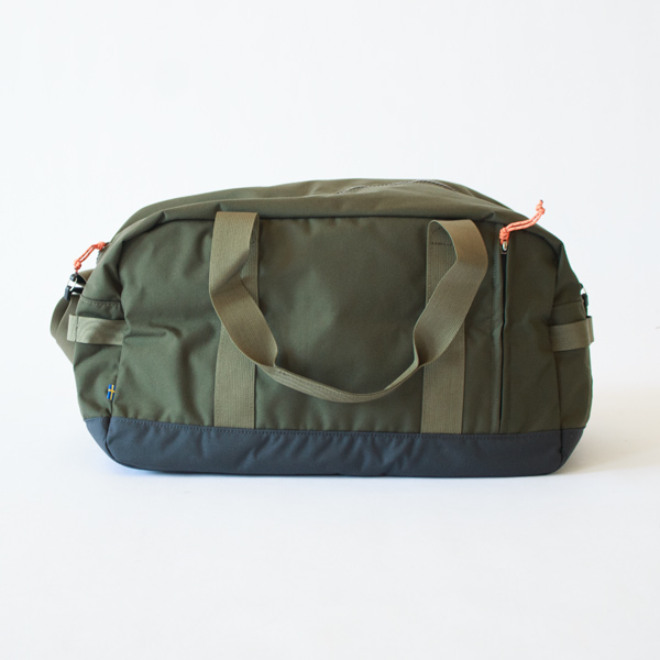 背面に縦型ジッパーポケット