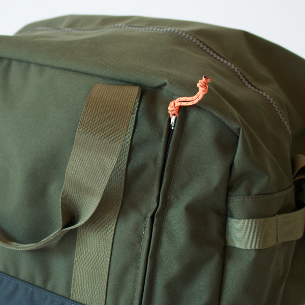 縦型ジッパーポケットの引き手