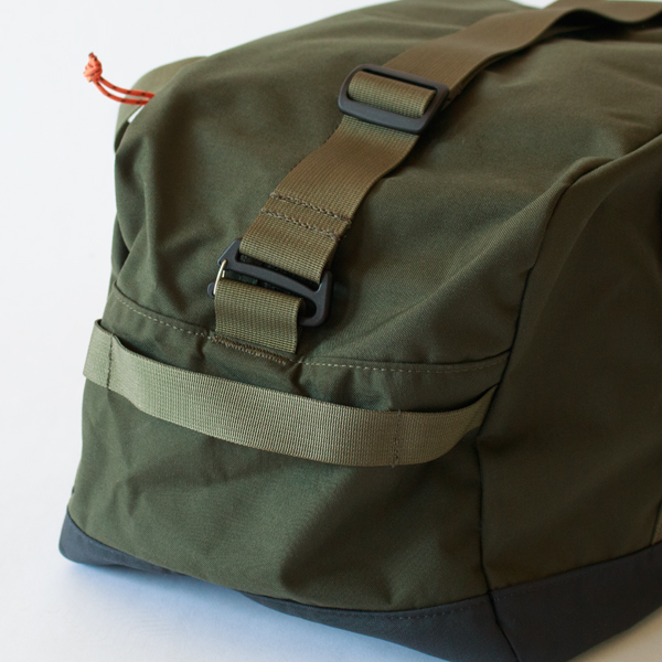 高い荷物棚からひっぱり出しやすいハンドル