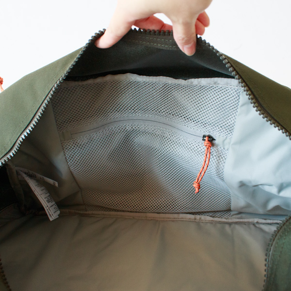 内側にジッパー付きメッシュポケット