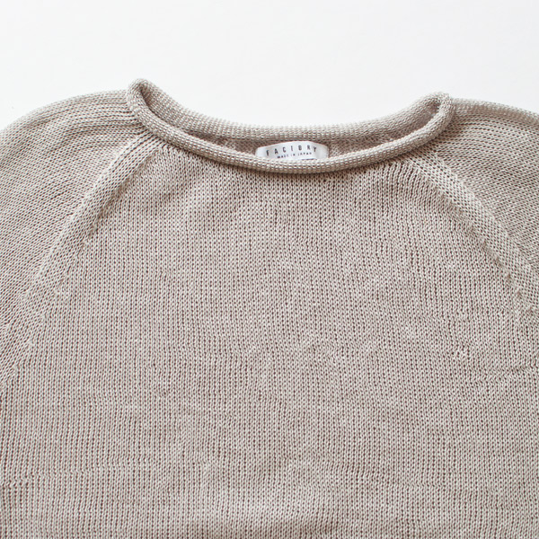 首元が丸まったロールネック(ライトブルー)