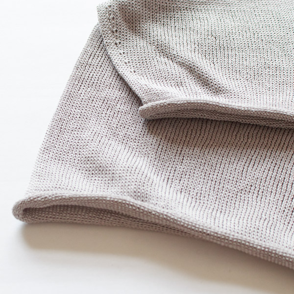 袖口や裾にも同じディテール(ライトブルー)