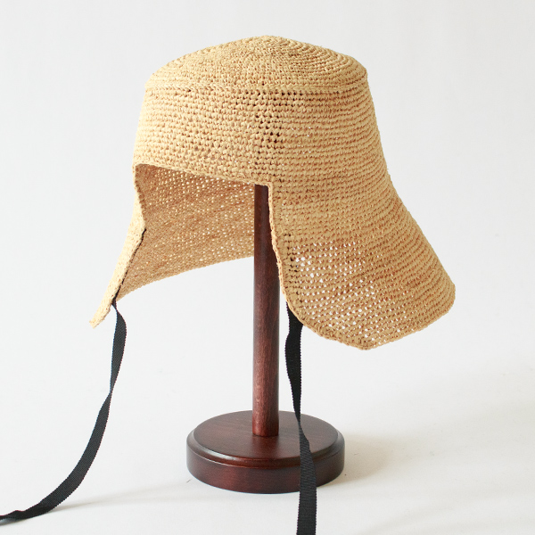 後ろがあいたデザインなのでヘアアレンジもしやすい形