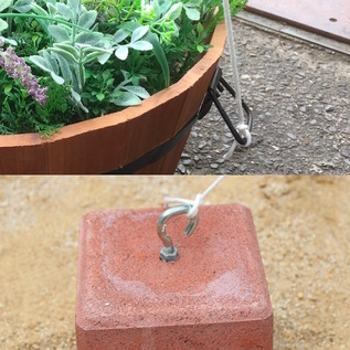 紐は植木や重し、手すりなどに縛って
