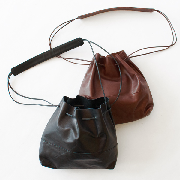 左:BLACK、右:CHOCO 左:BLACK、右:CHOCO