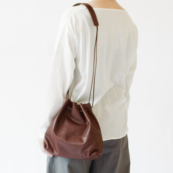 HORSE LEATHER DRAWSTRINGS WIDE SHOULDER (CHOCO) HORSE LEATHER DRAWSTRINGS WIDE SHOULDER (CHOCO)