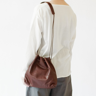 HORSE LEATHER DRAWSTRINGS WIDE SHOULDER (CHOCO) HORSE LEATHER DRAWSTRINGS WIDE SHOULDER (CHOCO)