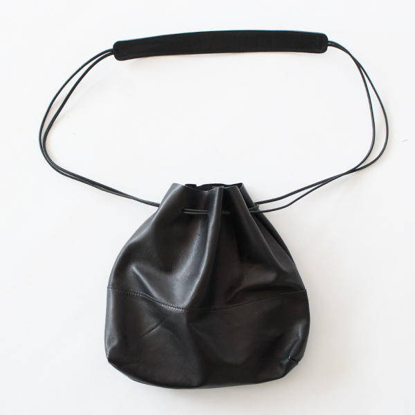 HORSE LEATHER DRAWSTRINGS WIDE SHOULDER (BLACK) HORSE LEATHER DRAWSTRINGS WIDE SHOULDER (BLACK)