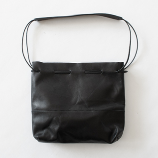 HORSE LEATHER DRAWSTRINGS WIDE SHOULDER (BLACK) HORSE LEATHER DRAWSTRINGS WIDE SHOULDER (BLACK)