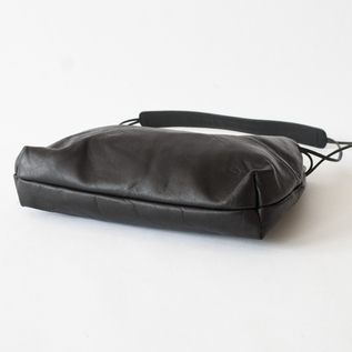 HORSE LEATHER DRAWSTRINGS WIDE SHOULDER (BLACK) HORSE LEATHER DRAWSTRINGS WIDE SHOULDER (BLACK)