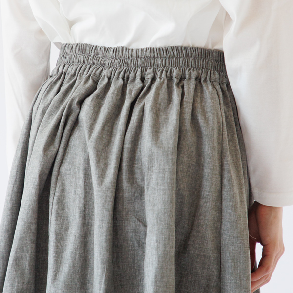 ウエスト周りはギャザーが寄ったシルエット(身長160cm・GREY)