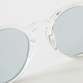 Crystal×LIGHT GREYは、フレームにソフトタッチ加工がされていないので他の色に比べて硬めの質感です。 Crystal×LIGHT GREYは、フレームにソフトタッチ加工がされていないので他の色に比べて硬めの質感です。