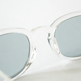 Crystal×LIGHT GREYは、フレームにソフトタッチ加工がされていないので他の色に比べて硬めの質感です。