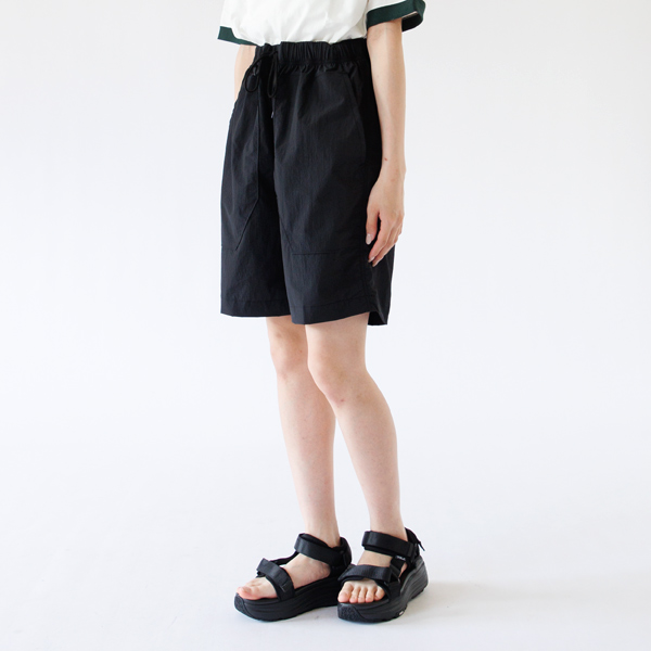 Black/S着用、身長：160cm