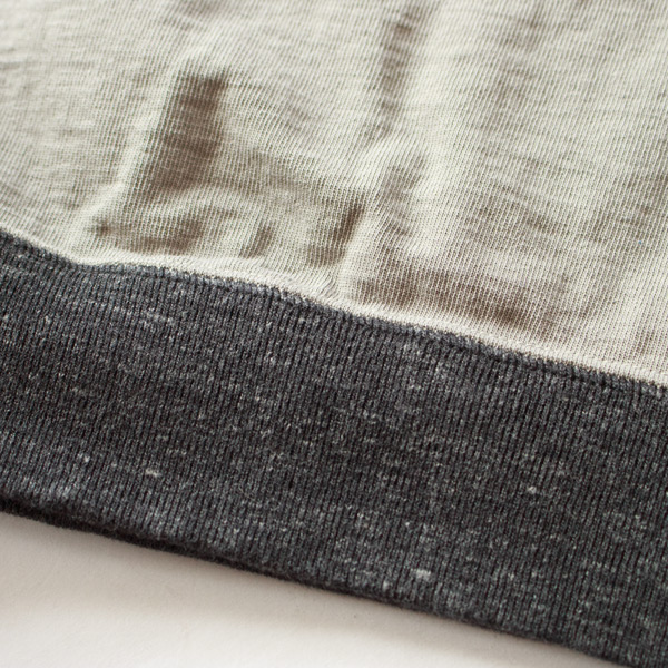 グレーのボディにダークグレーのリブ（Moss Gray×HBK）
