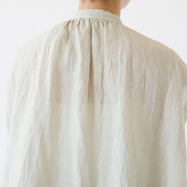 後襟下にギャザーが入っています(身長160cm・L.BEIGE) 後襟下にギャザーが入っています(身長160cm・L.BEIGE)