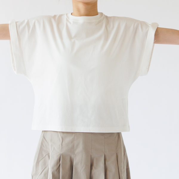 ゆったりとした身幅(身長160cm・WHITE) ゆったりとした身幅(身長160cm・WHITE)