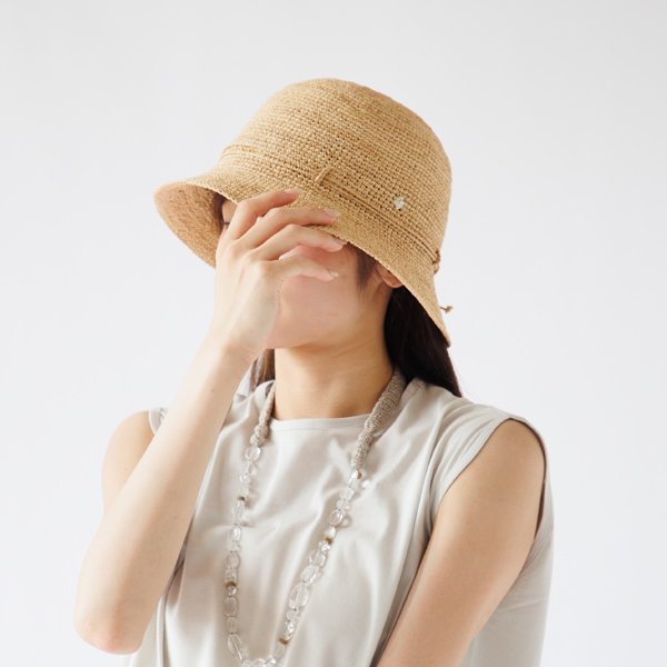 6cmの短めのブリムは、日差しを適度に遮りながらも視界を妨げにくいバランス。