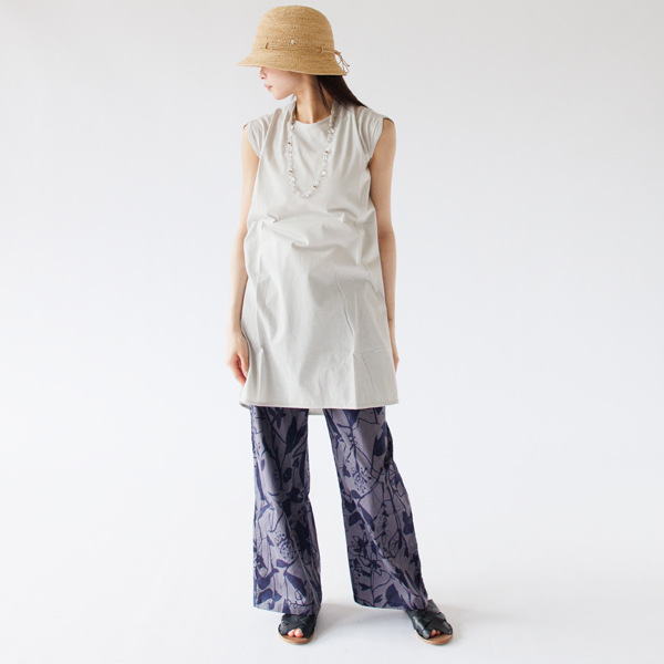 Tシャツやデニムのようなカジュアルな服装にもよく馴染みます。