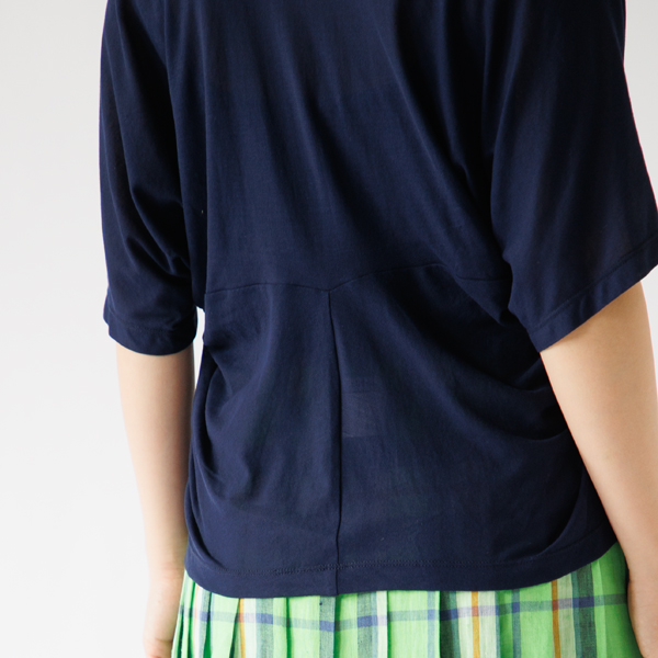 脇から背中に向けての美しいドレープがポイント(身長163cm・NAVY) 脇から背中に向けての美しいドレープがポイント(身長163cm・NAVY)