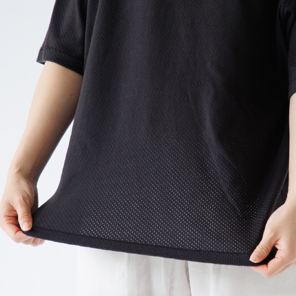 メッシュの穴を小さめに設計することで、透け感を抑えた仕上がりになっています。
