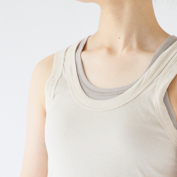 外側のタンクトップの方が開きが広いデザイン。