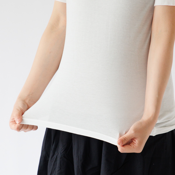 ストレッチ性が良い生地(身長163cm・WHITE)
