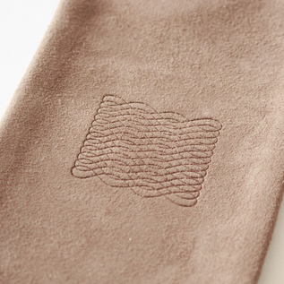 ロゴのエンボスが入っています(brown) ロゴのエンボスが入っています(brown)