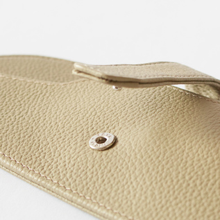 スナップボタンで開閉できます。(taupe) スナップボタンで開閉できます。(taupe)