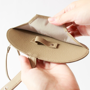 鼻あて部分を内側のレザーパーツに合わせます。 鼻あて部分を内側のレザーパーツに合わせます。