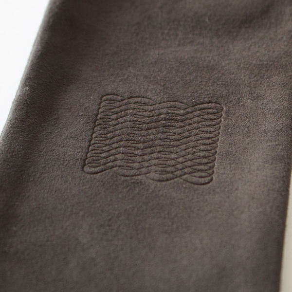 ロゴのエンボス加工がされています（black）