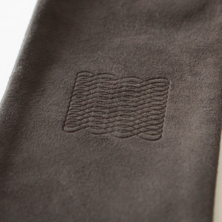 ロゴのエンボス加工がされています(black) ロゴのエンボス加工がされています(black)