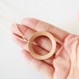 トップのパーツは木工作家の辻有希さんによって作られています トップのパーツは木工作家の辻有希さんによって作られています