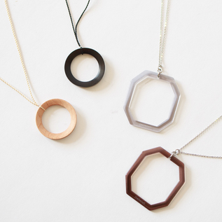 左:EYEWEAR LOOP WOOD、右:EYEWEAR LOOP SUS316 TH_L 左:EYEWEAR LOOP WOOD、右:EYEWEAR LOOP SUS316 TH_L