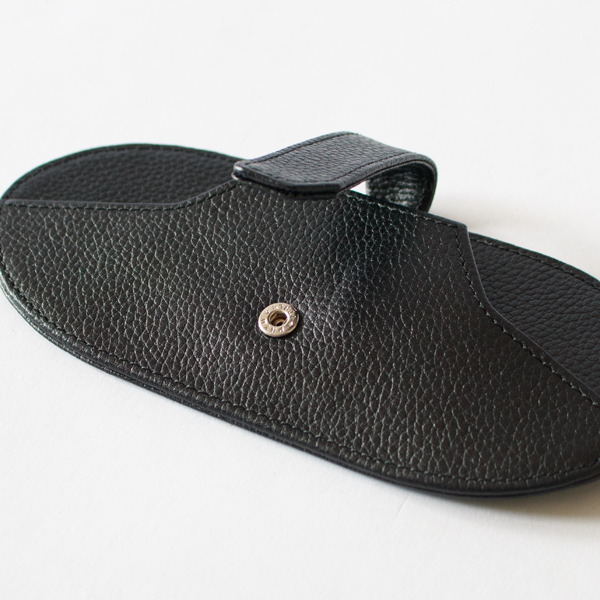 スナップボタンで開閉します(black)